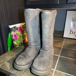Women’s grey Ugg boots